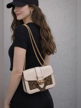 Very unique and stunning Coach bag 🤍 😍😍😍😍😍😍😍😍